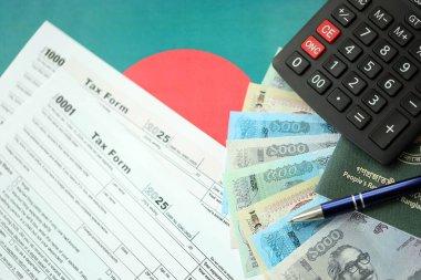 Bangladeşli para banknotları kalem, hesap makinesi, pasaport ve vergi formlarıyla dolu. Finans ve bankacılık kavramı