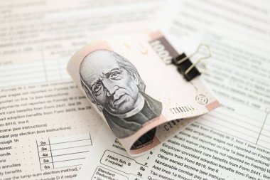 Meksika Pezosu 'nun büyük meblağlı para faturaları masada duruyor. Vergi formları da yakında. Muhasebe ve vergilendirme kavramı