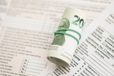 Meksika Pezosu 'nun büyük meblağlı para faturaları masada duruyor. Vergi formları da yakında. Muhasebe ve vergilendirme kavramı