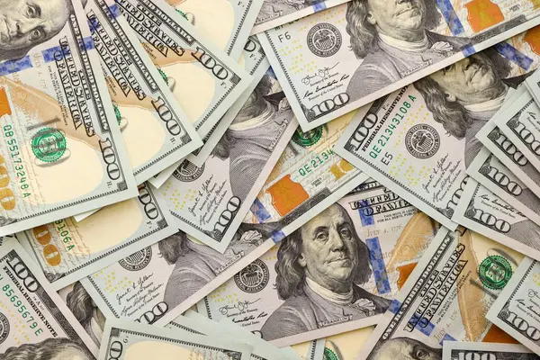 Paralı arka plan. Yüz dolarlık banknotlar. 100 dolarlık banknotlar.