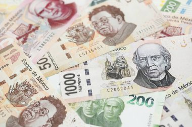 Meksika pezosu faturaları büyük miktarlarda beyaz masaya yakın duruyor. Finans ve bankacılık kavramı