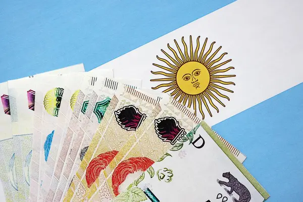 Arjantin pezosu büyük miktarda Arjantin bayrağına yakın duruyor. Finans ve bankacılık kavramı