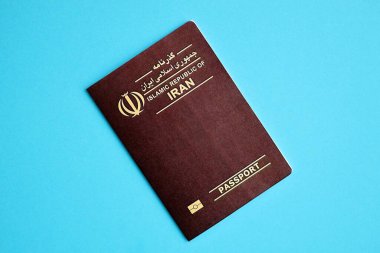İran Kızıl İslam Cumhuriyeti pasaportu mavi arka planda, yakın plan. Turizm ve vatandaşlık kavramı