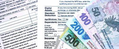 Arjantin pezosu büyük miktarlarda para masasında duruyor. Kalem ve vergi formları da yakında. Finans ve bankacılık kavramı