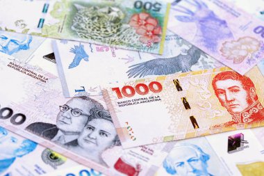 Arjantin pezosu büyük miktarlarda para beyaz masada yakın planda yatıyor. Finans ve bankacılık kavramı