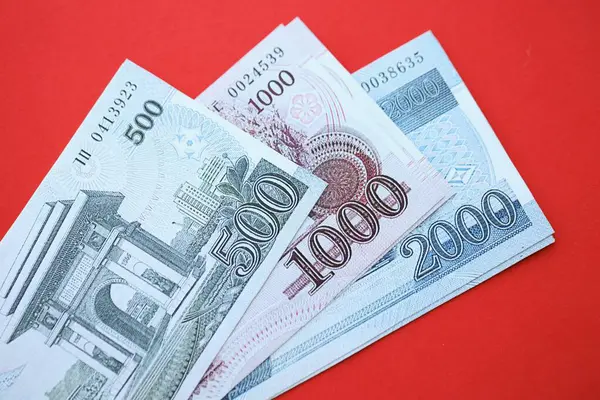 Kuzey Kore büyük miktarlarda para kazandı. Yakın plan kırmızı masada yatıyor. Finans ve bankacılık kavramı