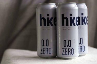 KYIV, UKRAINE - 19 Nisan 2025 Alüminyum kutularda sıfır alkolsüz bira. Bira markası logosunu kapatıyoruz.