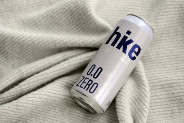 KYIV, UKRAINE - 19 Nisan 2025 Alüminyum kutularda sıfır alkolsüz bira. Bira markası logosunu kapatıyoruz.