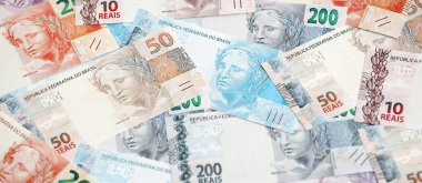 Brezilya Reais banknotları. Mevcut Brezilya gerçek para faturaları masada büyük miktarda yatıyor. Brezilya 'da iş ve yatırım kavramı