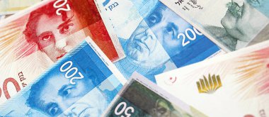 Israel New Shekels banknotları. İsrail 'in şu anki para faturaları büyük miktarda masada yatıyor. İsrail 'de iş ve yatırım kavramı