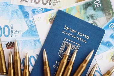 Israel New Shekels banknotları ve pasaportlu mermiler. İsrail 'in şu anki para ve mühimmatı büyük miktarda masada yatıyor. İsrail 'de askerlik kavramı