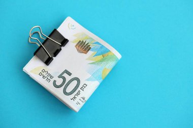 Israel New Shekels banknotları mavi arka planda. İsrail 'in şu anki para banknotları büyük oranda mavi üzerine yatar. İsrail 'de iş ve yatırım kavramı