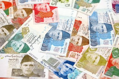 Pakistan banknotları. Pakistan 'ın mevcut para faturaları büyük miktarda masada yatıyor. Pakistan 'da iş ve yatırım kavramı