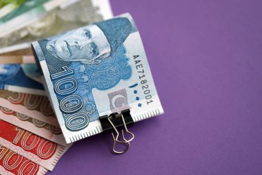 Pakistan mor arka planda banknotlar halinde. Pakistan 'ın mevcut para faturaları büyük miktarda masada yatıyor. Pakistan 'da iş ve yatırım kavramı
