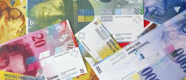 İsviçre frangı banknotları. Mevcut frank para faturaları büyük miktarda masada yatıyor. İsviçre 'de iş ve yatırım kavramı