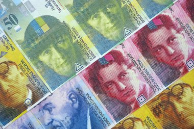 İsviçre frangı banknotları. Mevcut frank para faturaları masanın üzerinde çok yakın mesafede duruyor. İsviçre 'de iş ve yatırım kavramı