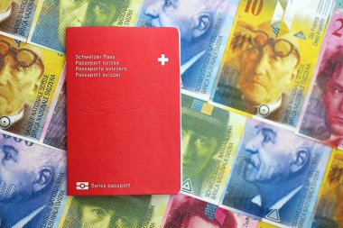 İsviçre frangı banknotları ve pasaportu. Mevcut banknotlar ve biyometrik geçiş kartları masanın üzerinde. İsviçre 'de seyahat ve tatil kavramı