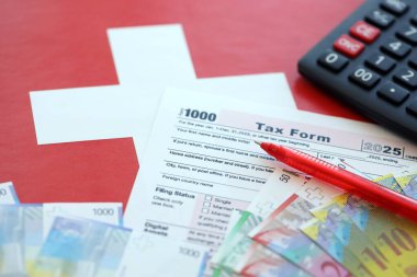 İsviçre frangı banknotları ve vergi formları. Mevcut para faturaları vergi formu ve bayraklarda yatıyor. İsviçre 'de vergilendirme kavramı