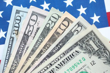 Amerikan doları banknotları ve Amerikan bayrağı kapanıyor. Para yatırımı konsepti ve vergi ödeme