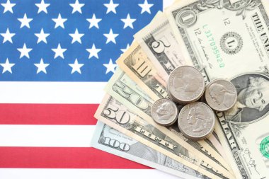 Amerikan doları banknotları ve Amerikan bayrağı kapanıyor. Para yatırımı konsepti ve vergi ödeme