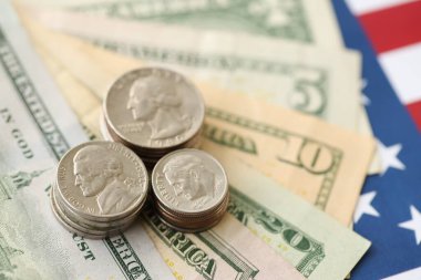 Amerikan doları banknotları ve Amerikan bayrağı kapanıyor. Para yatırımı konsepti ve vergi ödeme