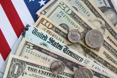 Amerikan dolarları para ve bozuk paralarla uyaran faturalar ya da Amerikan bayrağının geri ödeme çekleri. Vergi ödeme ve sigorta kavramı