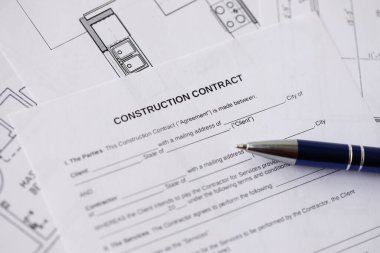 Konut inşaatı sözleşmesi ve konut inşaatı projesinin planlarının kalemi. İnşaat planı konsepti