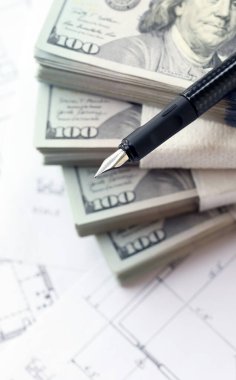 Kalemle birlikte yüklü miktarda Amerikan doları banknotları ve konut projesinin planları yakın plan. Yatırım ve inşaat projesi kavramı