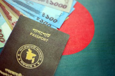 Bangladeş 'te büyük miktarda para ve pasaport Bangladeş bayraklarında asılı. Finans ve bankacılık kavramı