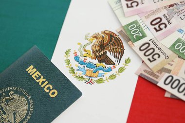 Meksika pezosu büyük miktarda para ve pasaport Meksika bayrağına yakın duruyor. Finans ve bankacılık kavramı