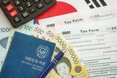 Güney Kore büyük miktarda para kazandı. Masada kalem, hesap makinesi, pasaport ve vergi formları var. Vergi ödeme ve muhasebe kavramı