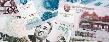 Kuzey Kore büyük miktarda para kazandı. Beyaz renkli masada yatıyor. Yakın plan.