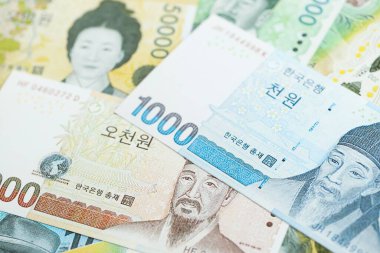 Güney Kore büyük miktarlarda para kazandı. Beyaz renkli masada yatıyor. Yakın plan. Finans ve bankacılık kavramı