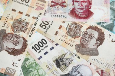 Meksika pezosu faturaları büyük miktarlarda beyaz masaya yakın duruyor. Finans ve bankacılık kavramı