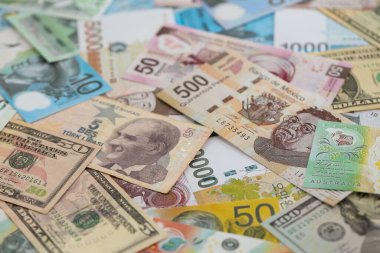 Farklı para birimlerinden ve ülkelerden yüklü miktarda para. Uluslararası nakitin çeşitli arka planında büyük bir yığın var.