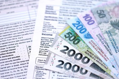 Arjantin pezosu büyük miktarlarda para masasında duruyor. Kalem ve vergi formları da yakında. Finans ve bankacılık kavramı