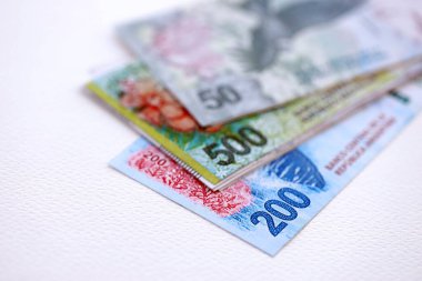 Arjantin pezosu büyük miktarlarda para beyaz masada yakın planda yatıyor. Finans ve bankacılık kavramı