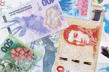 Arjantin pezosu büyük miktarlarda para beyaz masada yakın planda yatıyor. Finans ve bankacılık kavramı