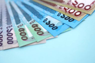 Bangladeşli para banknotları büyük miktarlarda deniz mavisi renkli masaların üzerinde. Finans ve bankacılık kavramı