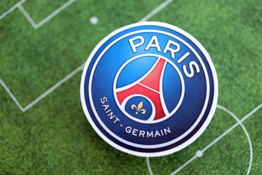 KYIV, UKRAINE - 23 Şubat 2025 Paris Saint Germain FC futbol kulübü rozeti futbol sahasının arka planında yer alıyor