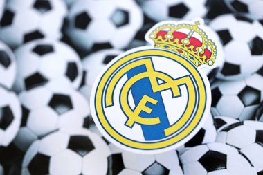 KYIV, UKRAINE - 23 Şubat 2025 Real Madrid CF futbol kulübü rozeti futbol topu arka plan pankartıyla yatar