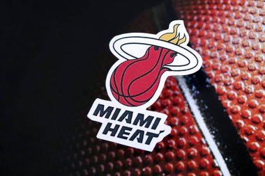 KYIV, UKRAINE - 23 Şubat 2025 Miami Heat basketbol takımı rozeti basketbol arka planında asılı