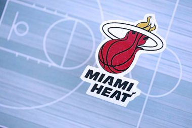 KYIV, UKRAINE - 23 Şubat 2025 Miami Heat basketbol takımı rozeti basketbol stadyumunun arka plan pankartında yatıyor