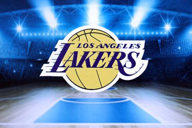KYIV, UKRAINE - 23 Şubat 2025 Los Angeles Lakers basketbol takımı rozeti basketbol stadyumunun arka planında asılı.