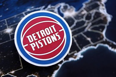 KYIV, UKRAINE - 23 Şubat 2025 Detroit Pistons basketbol takımı rozeti ABD haritası arka plan pankartımızda yer almaktadır