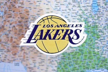 KYIV, UKRAINE - 23 Şubat 2025 Los Angeles Lakers basketbol takımı rozeti ABD haritasının arka planında yer almaktadır