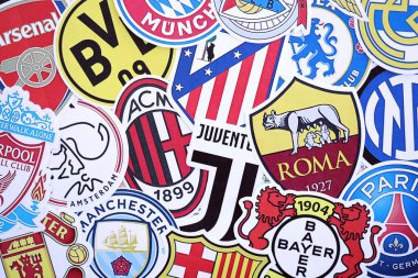 KYIV, UKRAINE - 23 Şubat 2025 Futbol kulüplerinin birçok kağıt amblemi büyük yığının içinde yatıyor