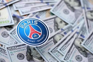 KYIV, UKRAINE - 23 Şubat 2025 Paris Saint Germain FC futbol kulübü rozeti büyük miktarlarda Amerikan doları üzerinde yer almaktadır.