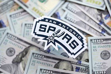 KYIV, UKRAINE - 23 Şubat 2025 San Antonio Spurs basketbol takımı rozeti büyük miktarda Amerikan dolarına yakın.