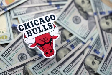 KYIV, UKRAINE - 23 Şubat 2025 Şikago Bulls basketbol takımı rozeti büyük miktarda Amerikan dolarına yakın.